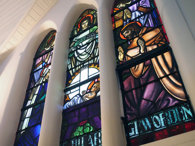 827987 Interieur van de kapel van het St. Gregoriushuis (Herenstraat 4K) te Utrecht: gebrandschilderd raam met het ...